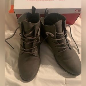 Sise 7.5 stone colored ankle boots